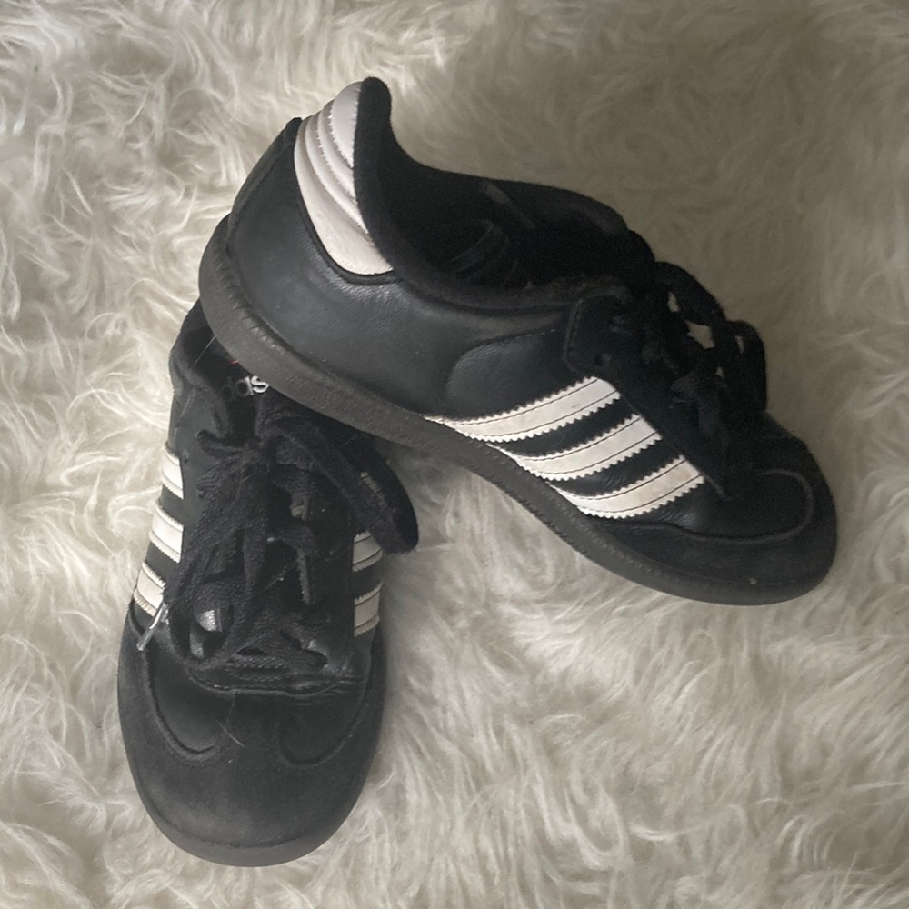 adidas Unisex-Kids Samba Classic Leather. Size 1.5
